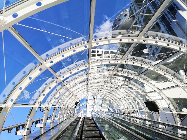 東京都お台場・「フジテレビ」7階行きのエスカレーター