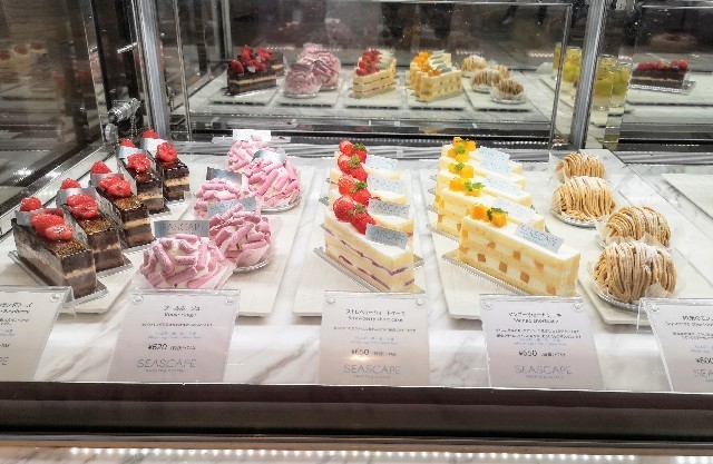 東京都お台場・「ヒルトン東京お台場」の「シースケープ　スイーツ＆コーヒー」のケーキ