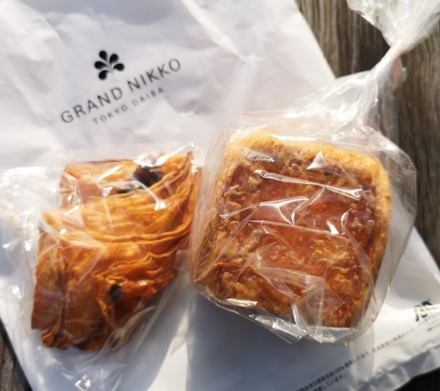 東京・お台場・グランドニッコー東京 台場「ベーカリー&ペストリーショップ」で購入したパン