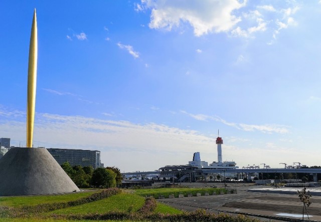 東京都お台場・自由の炎像とテレコムセンター駅方面の風景