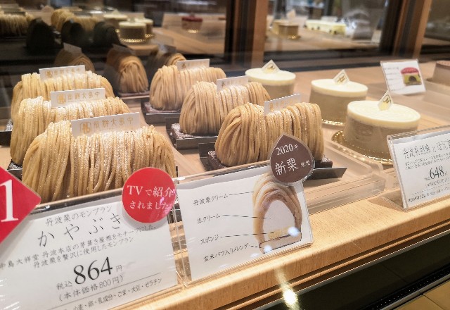 東京・「中島大祥堂 六本木ヒルズ店」かやぶき