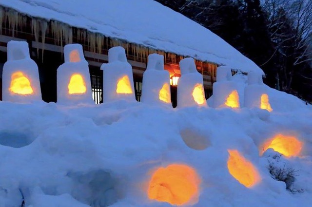 【1月下旬～2月上旬掲載希望】まるでメルヘンの世界！雪灯籠と冬花火に日本の美意識を感じる雪国のお祭り