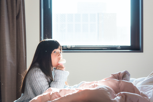 お菓子を食べる金沢の少女