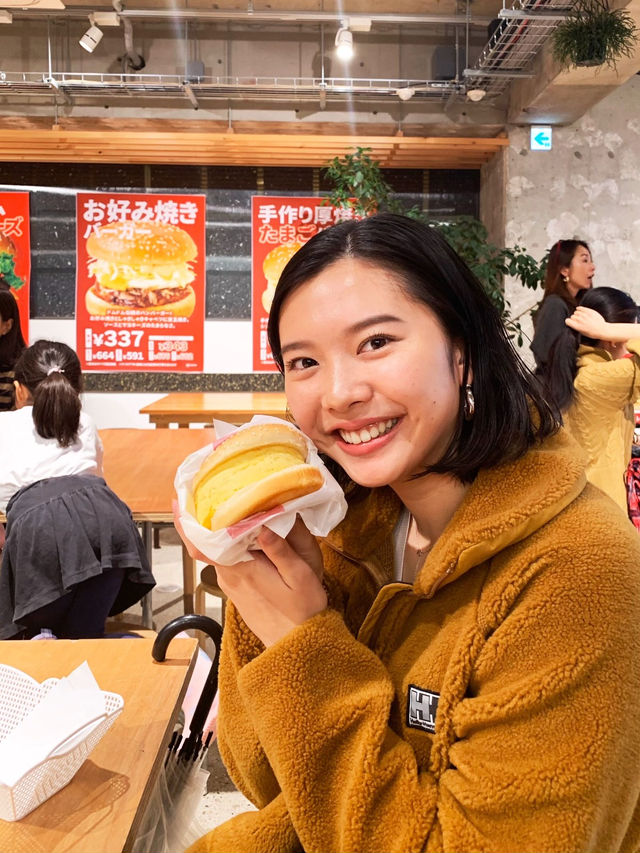 手作り厚焼きたまごバーガーと記念写真