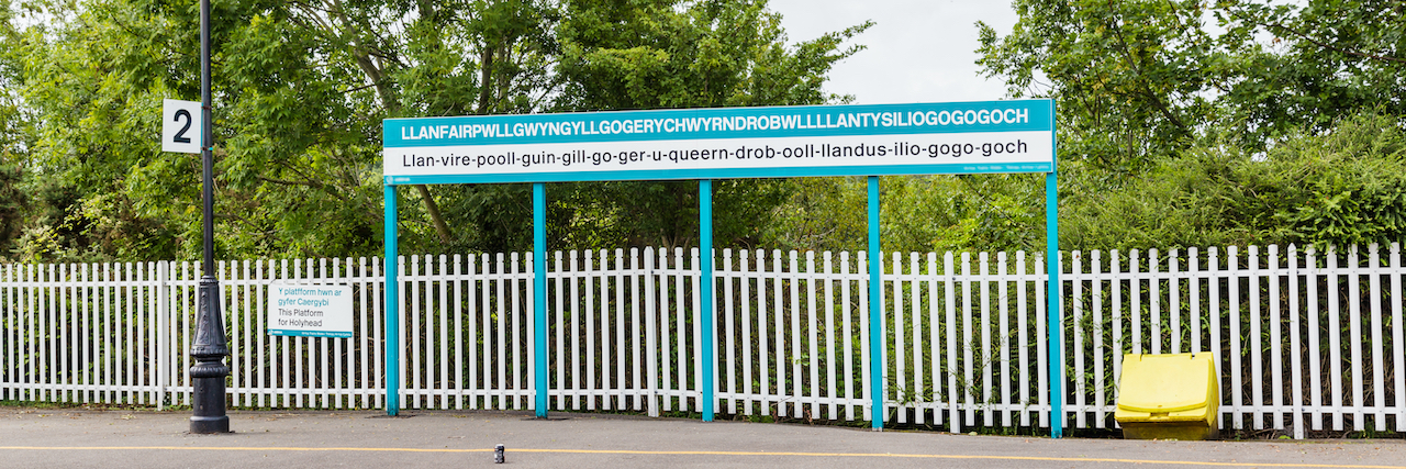 イギリス・ウェールズLlanfairpwllgwyngyllgogerychwyrndrobwllllantysiliogogogoch村