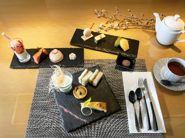 東京・目黒「ホテル雅叙園東京」さくらアフタヌーンティー（スタンドから降ろした様子）