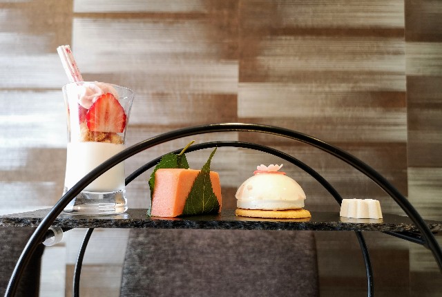 東京・目黒「ホテル雅叙園東京」さくらアフタヌーンティー（上段）