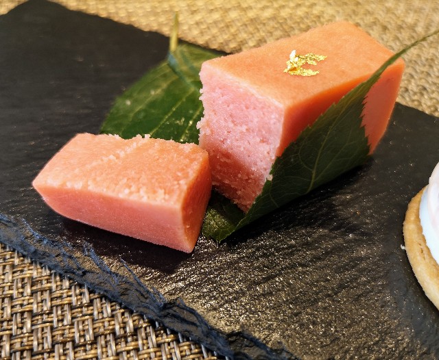 東京・目黒「ホテル雅叙園東京」さくらアフタヌーンティー（さくらとチョコレートの羊羹）