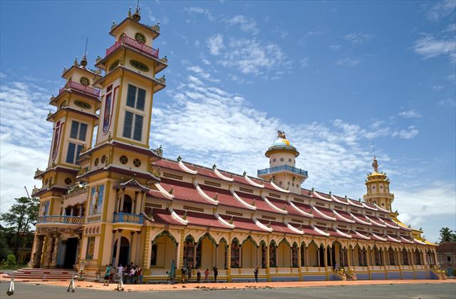 【ベトナム】世界の神様大集合！カラフルすぎる寺院は異空間