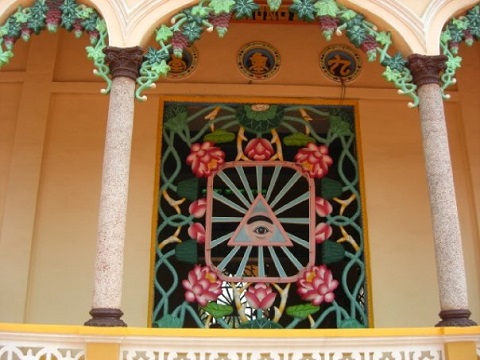 【ベトナム】世界の神様大集合！カラフルすぎる寺院は異空間