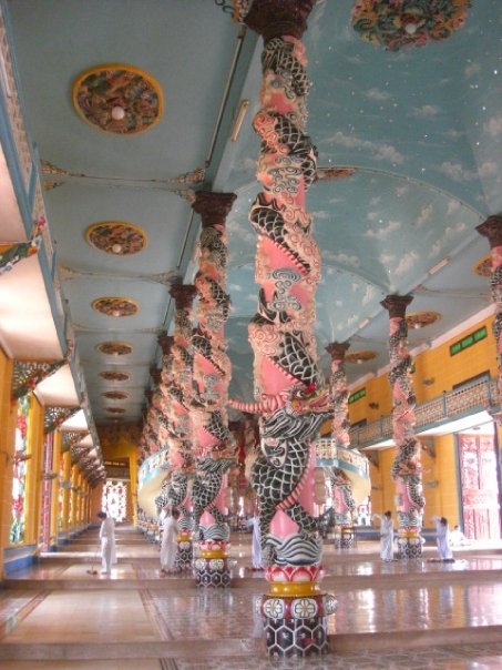 【ベトナム】世界の神様大集合！カラフルすぎる寺院は異空間