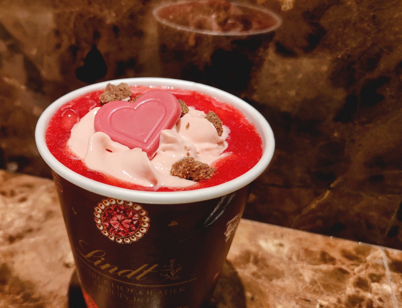 東京都渋谷区・「リンツ ショコラ ブティック＆カフェ 表参道 フラッグシップ」バレンタイン限定「ハートフル ホットショコラドリンク」