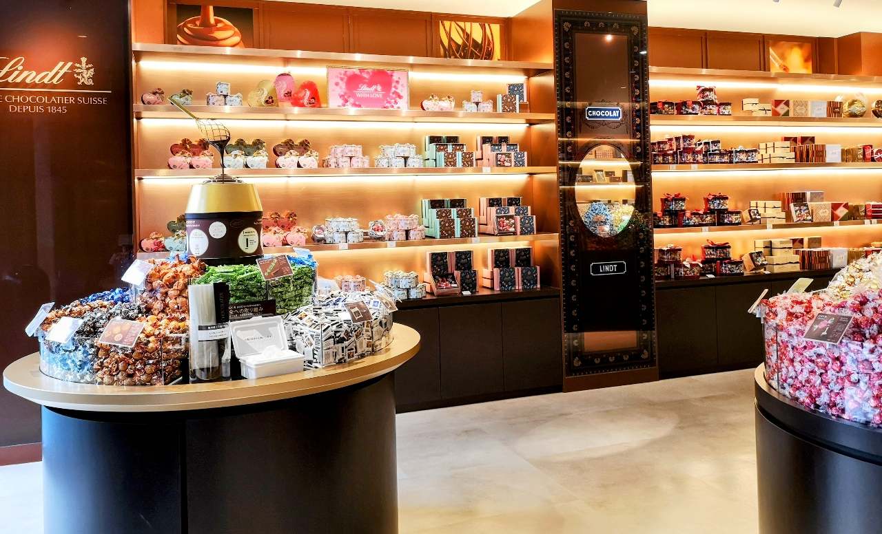 東京都渋谷区・「リンツ ショコラ ブティック＆カフェ 表参道 フラッグシップ」店内
