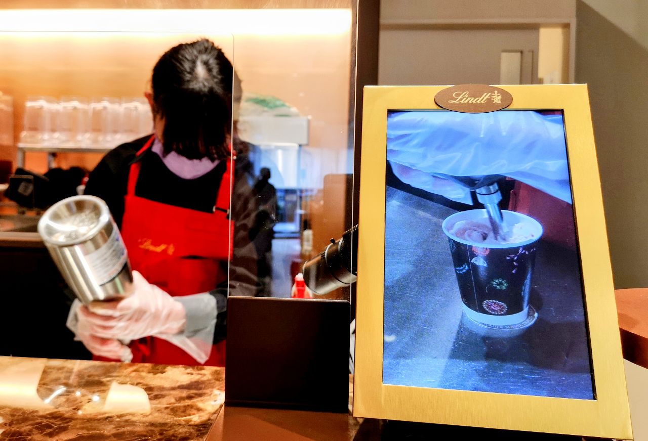東京都渋谷区・「リンツ ショコラ ブティック＆カフェ 表参道 フラッグシップ」ドリンクを作る様子