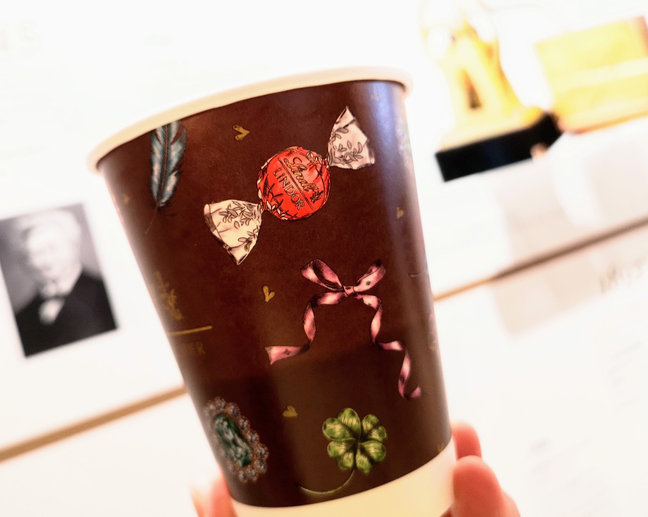 東京都渋谷区・「リンツ ショコラ ブティック＆カフェ 表参道 フラッグシップ」バレンタイン限定カップデザイン