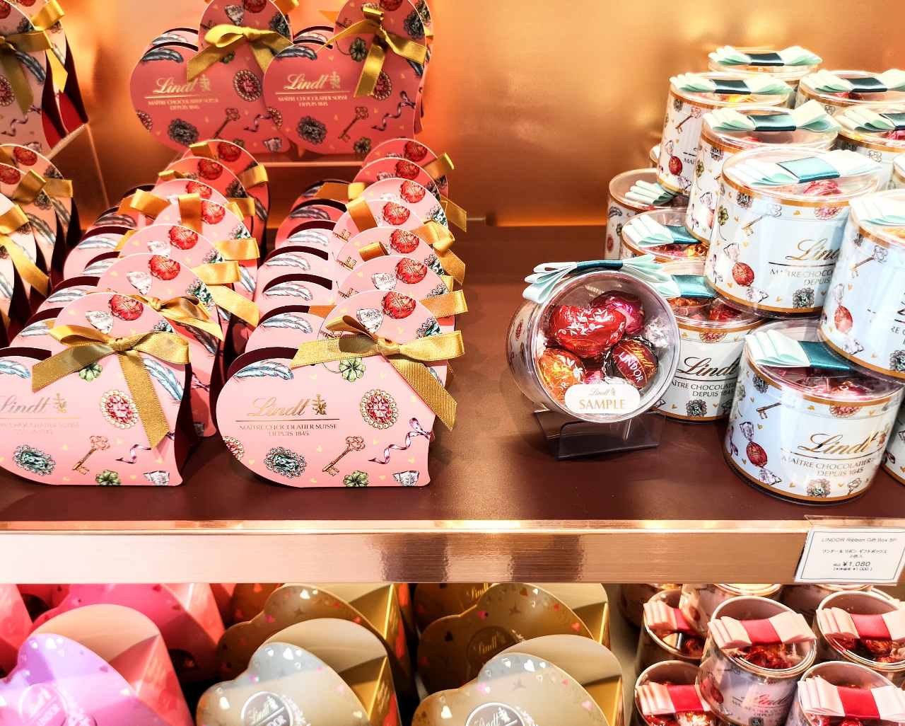 東京都渋谷区・「リンツ ショコラ ブティック＆カフェ 表参道 フラッグシップ」バレンタイン限定デザイン