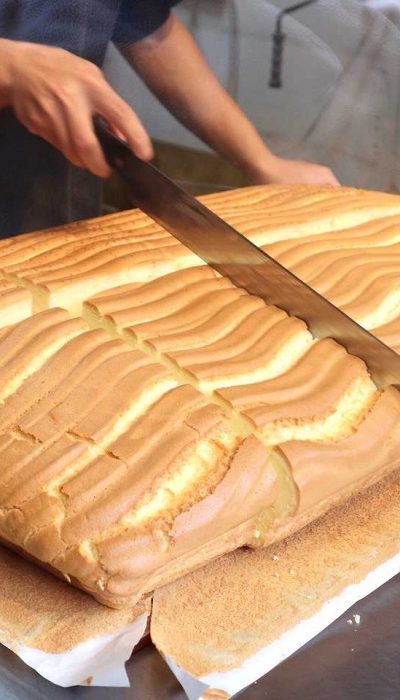 焼きたてをカット