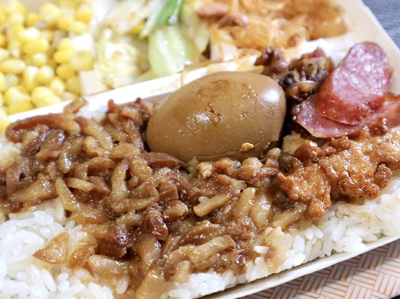「鬍鬚張魯肉飯」の經典魯肉便當