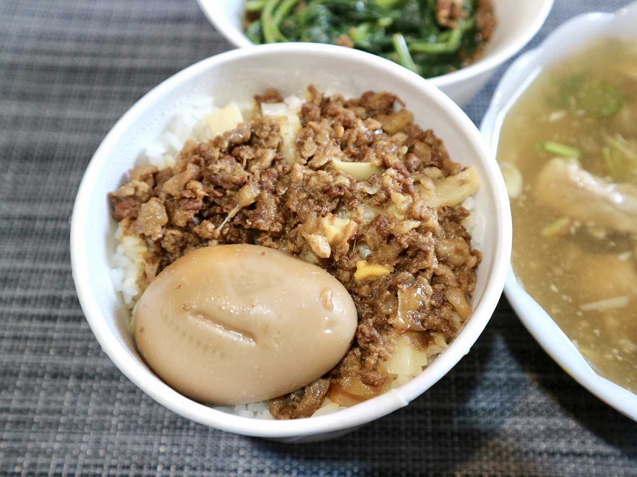 「東門赤肉羹」の魯肉飯