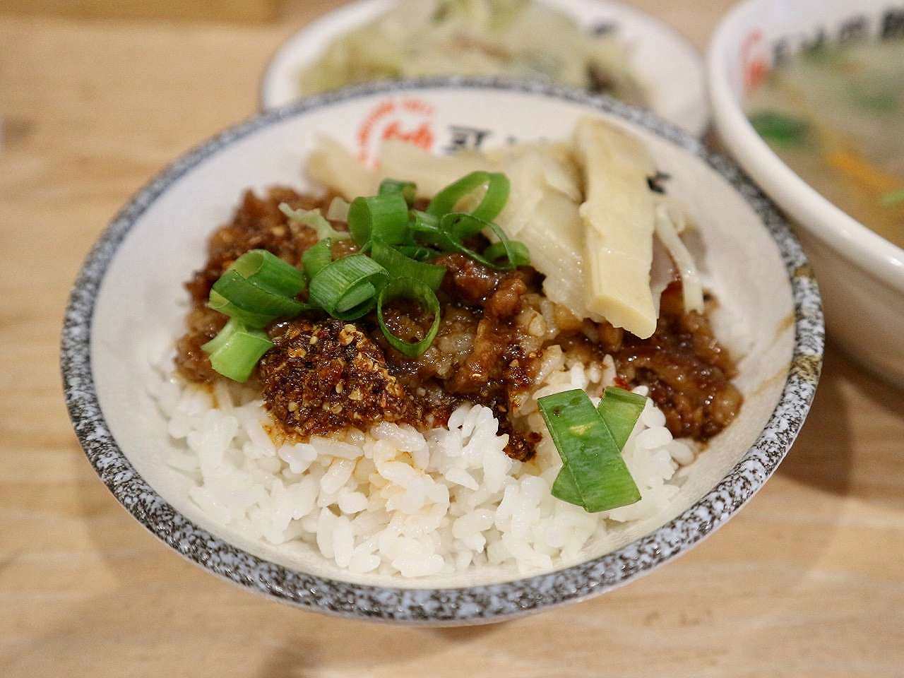 「帥哥滷肉飯」の麻香滷肉飯