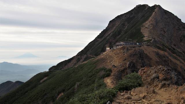 山頂と富士山が見える