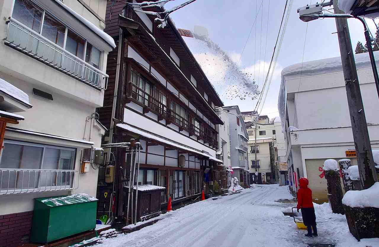 温泉街で雪下ろし