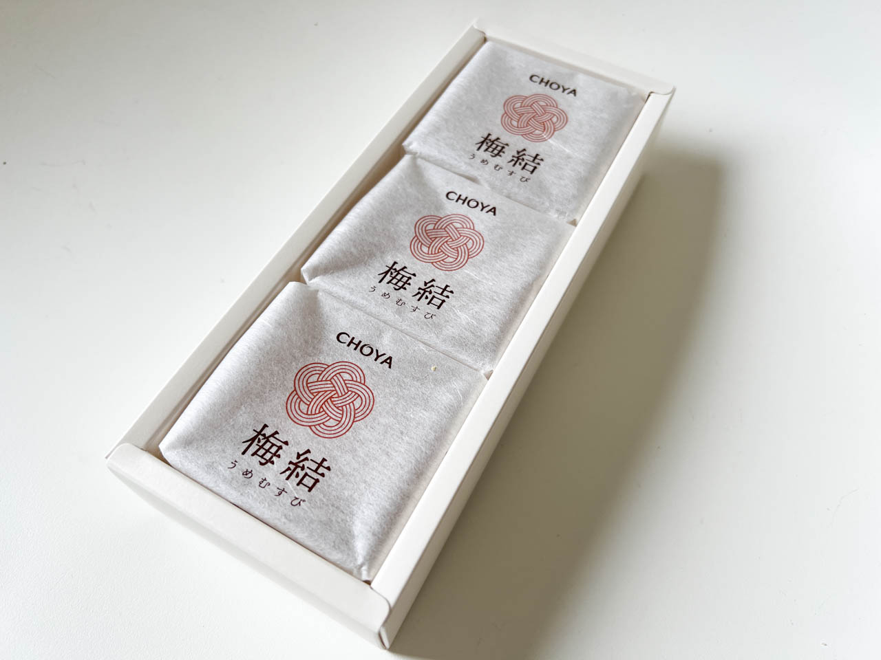 箱を開けると、中から個別包装をされた焼きまんじゅうが登場。