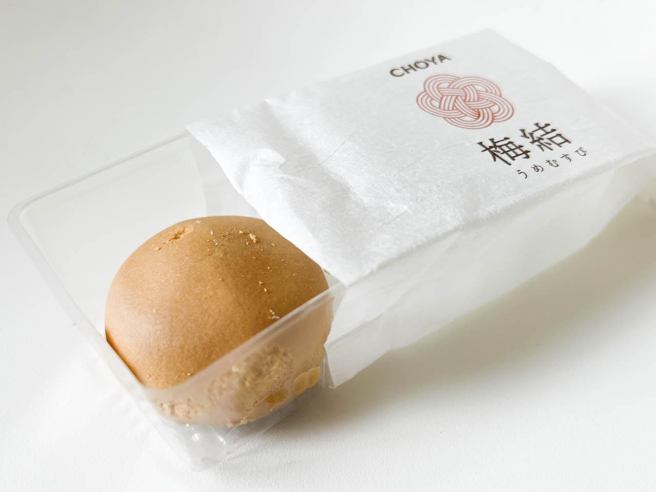 個別包装を開けると、ころんとした形の丸い焼きまんじゅうが