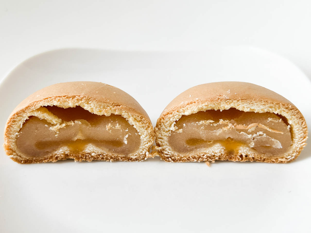 半分に割ってみると、白餡の中に特製梅ジャムが潜んでいました