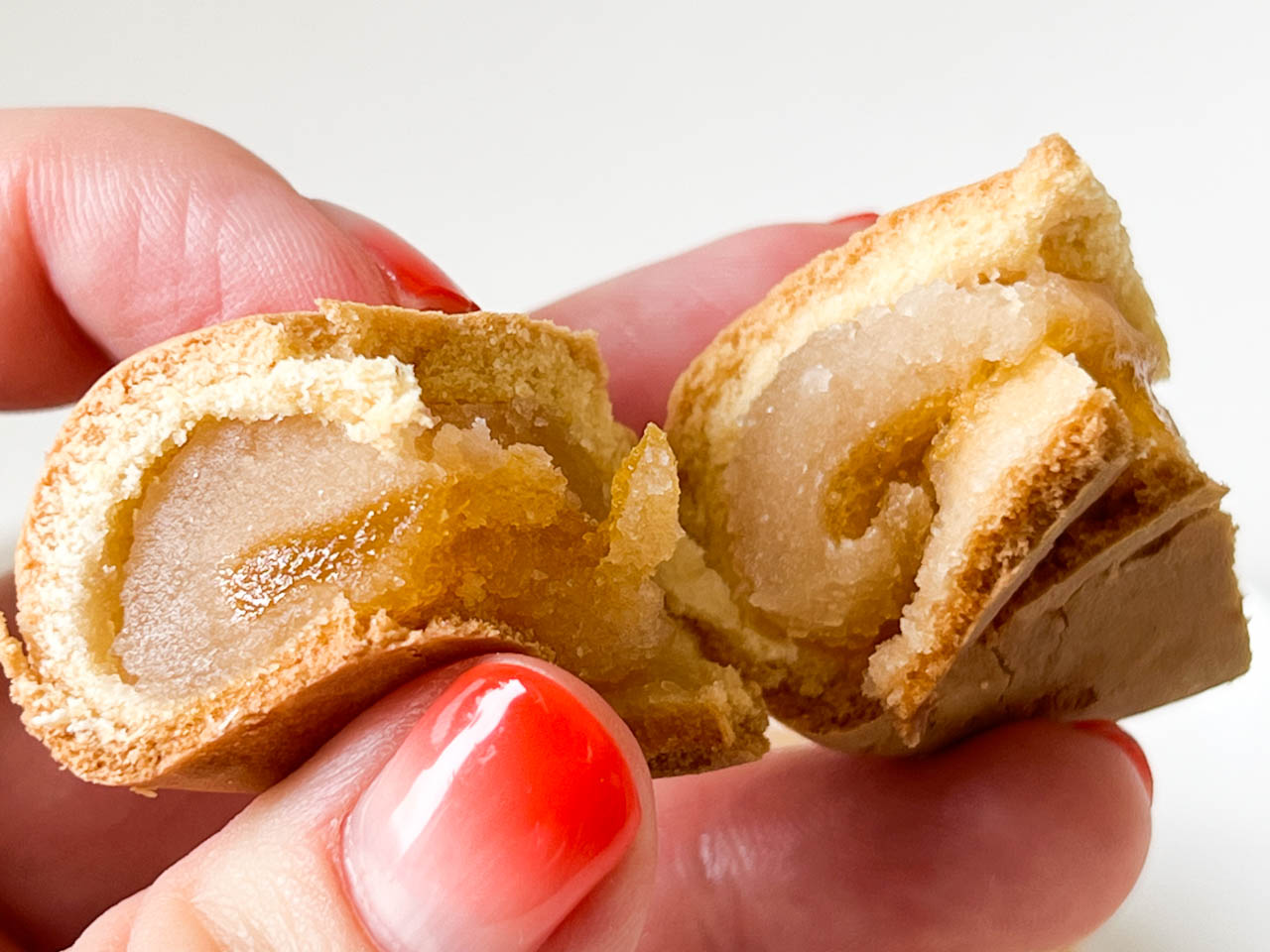 ほんのり甘い生地に、中のしっとりとした白餡の上品な甘さと、梅ジャムの酸っぱさがぴったり