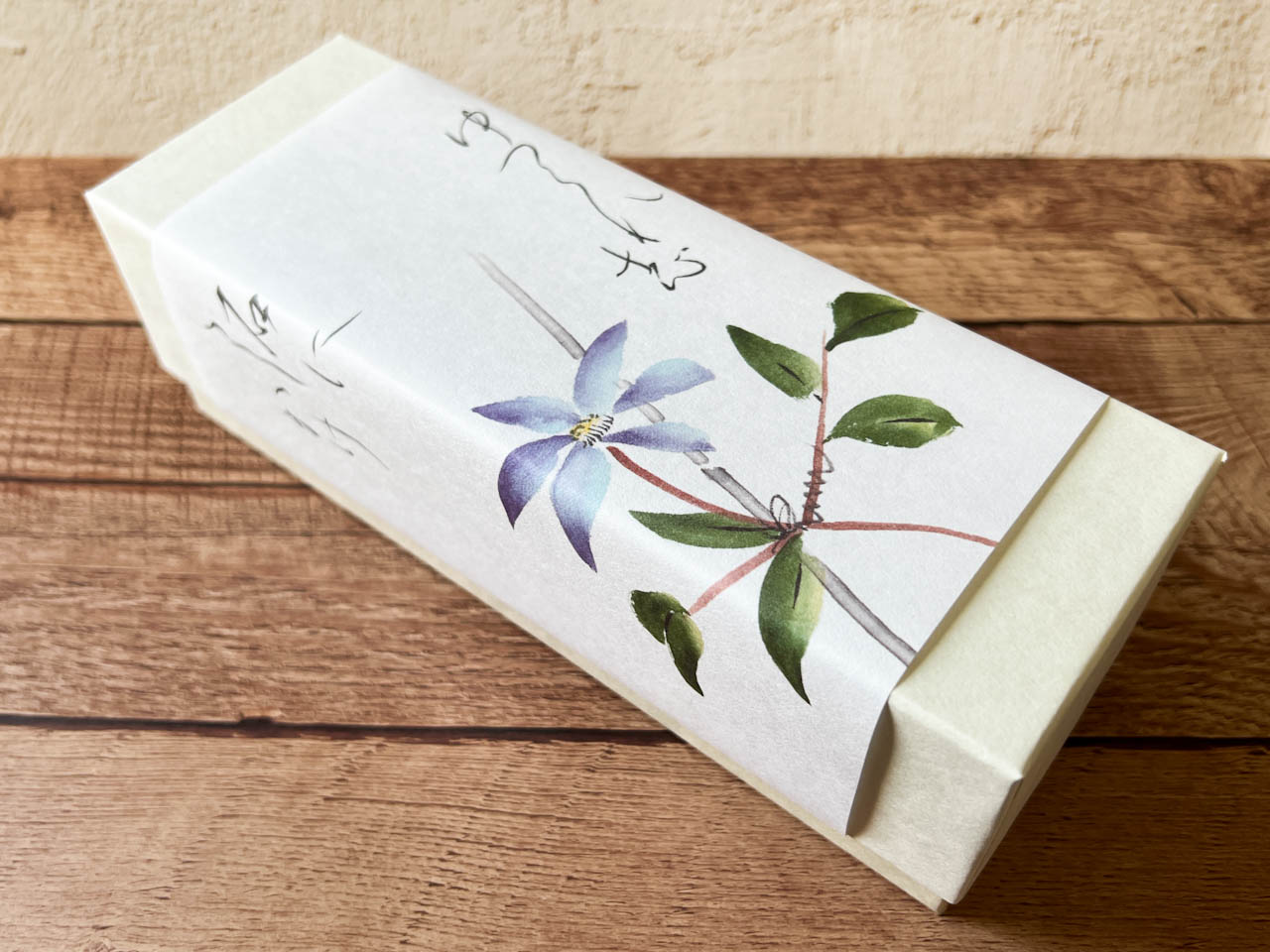 柔らかな花が描かれた帯が巻かれた箱が登場