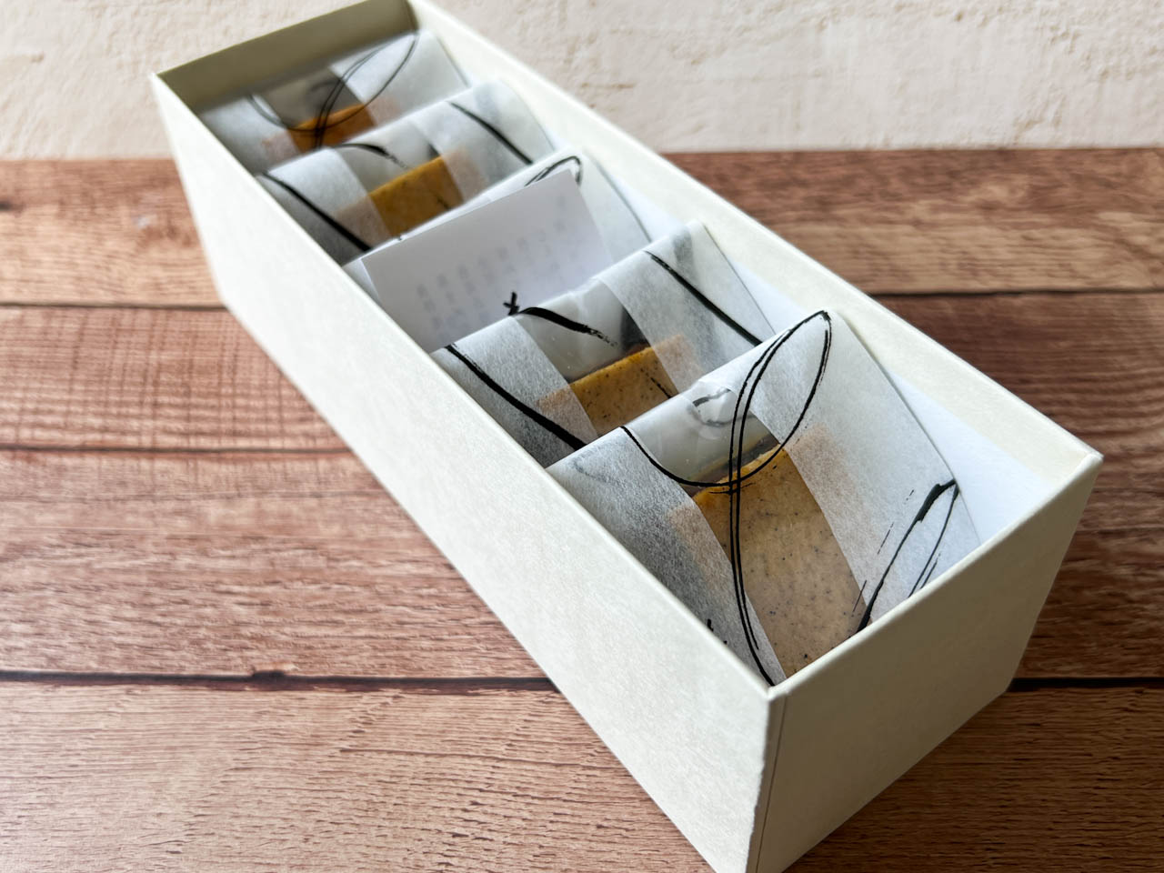 箱を開けると、「かさね」が6個整列して入っていました