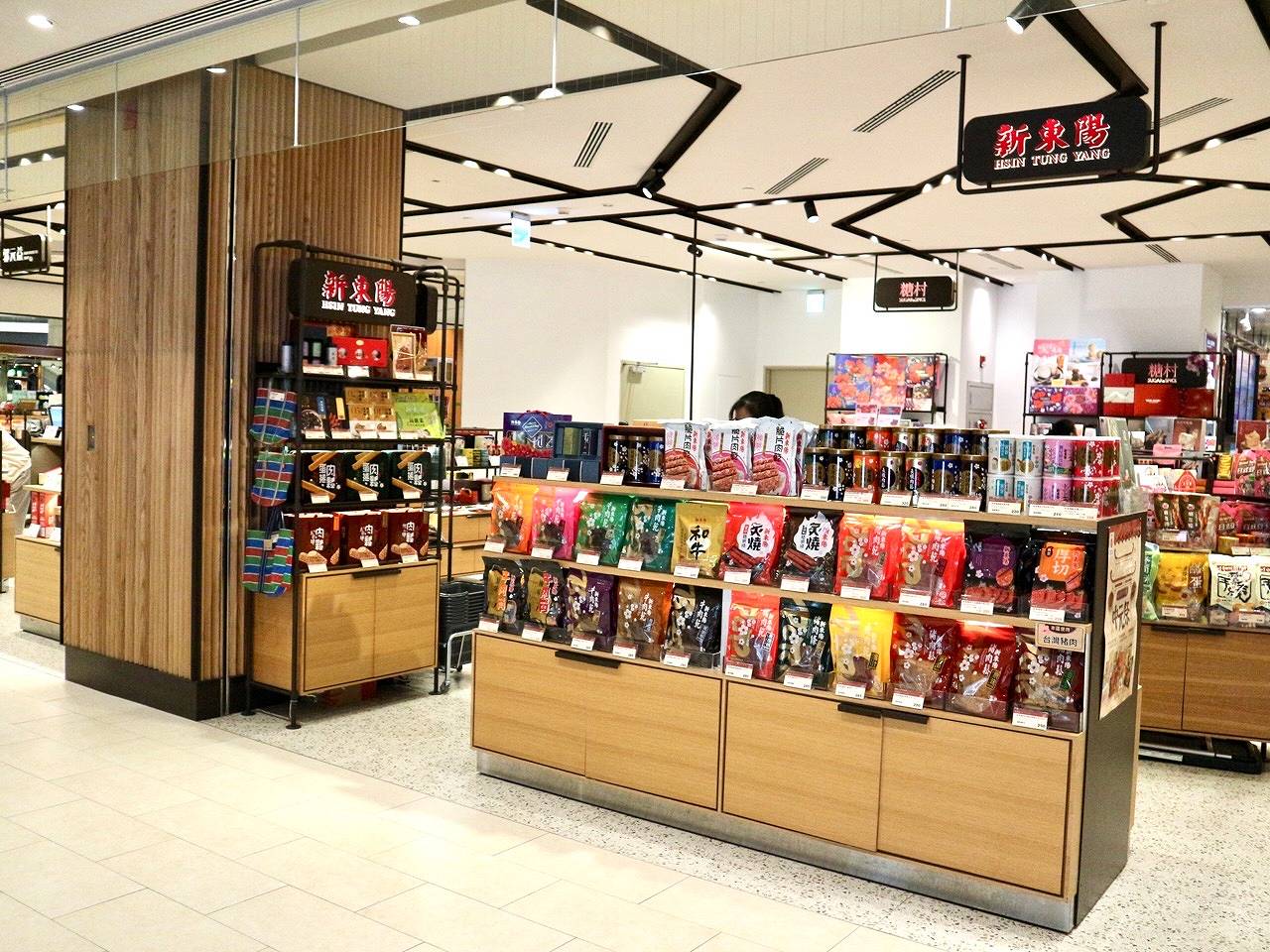 目の前はお土産店