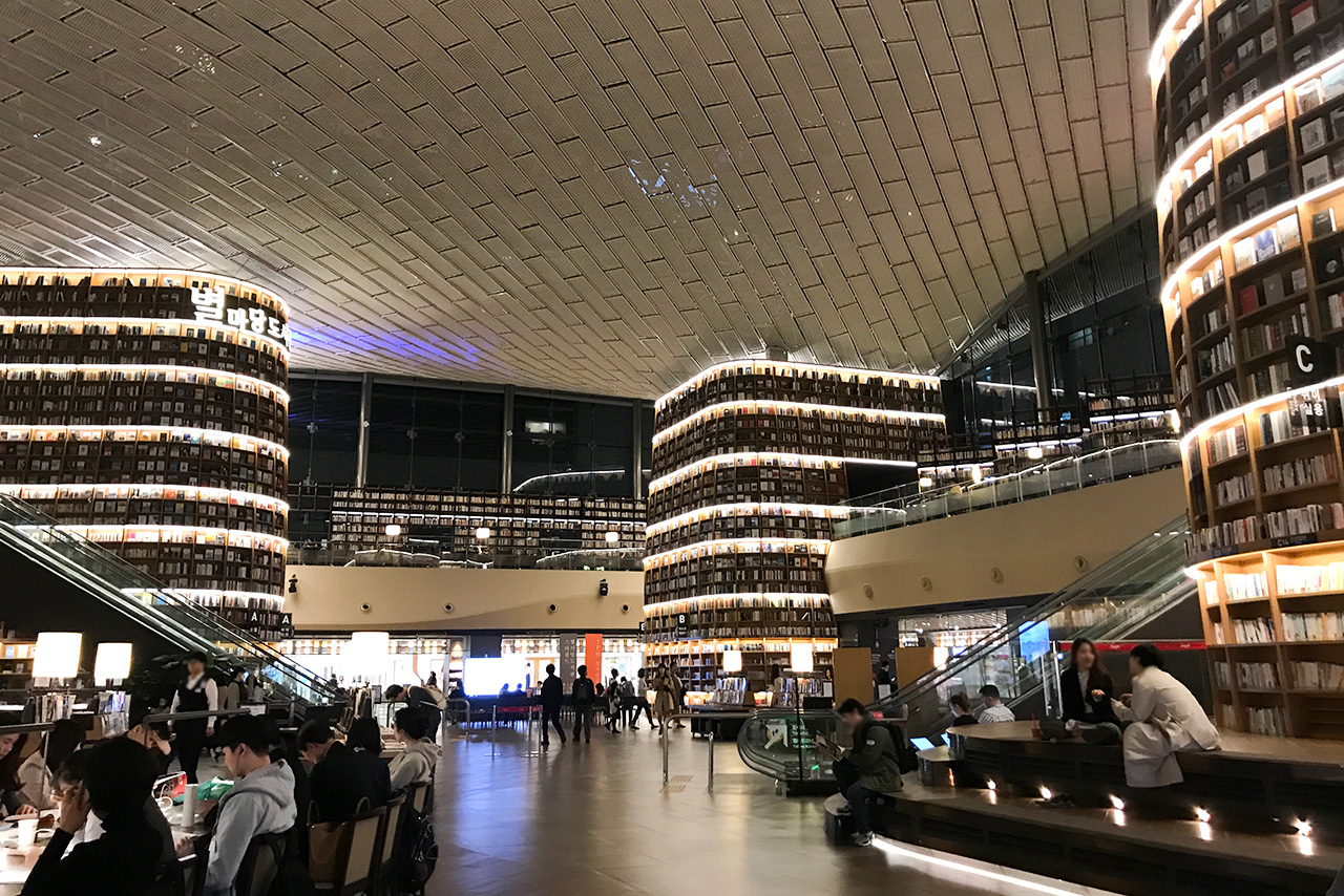 夜の「ピョルマダン図書館」