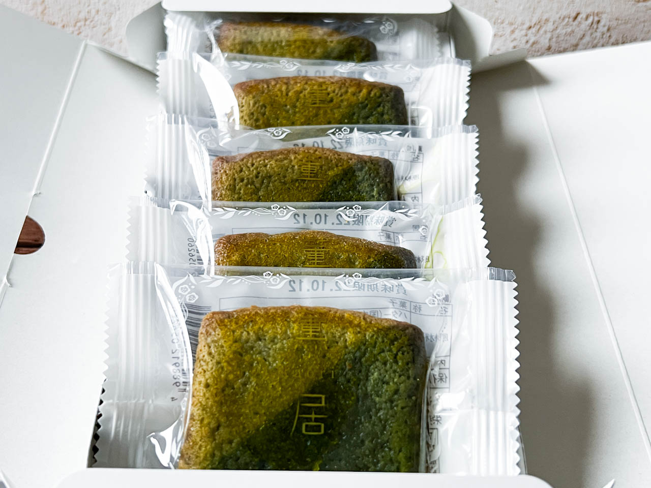 さらに蓋を開けると、中からは個別包装された「お茶フリアン」が登場