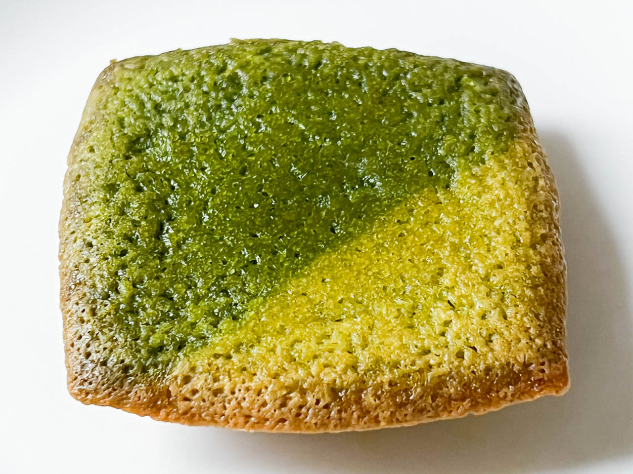 2色のコントラストは、中山間部で栽培される静岡茶をイメージし、濃緑部は山、薄緑部は茶畑を表現しているのだとか