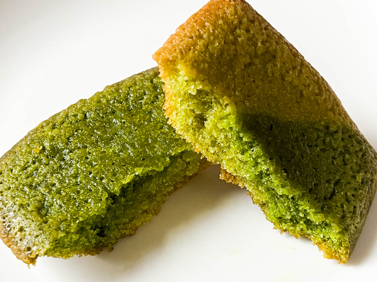 半分に切ってみると、お茶の香りがさらに深まります