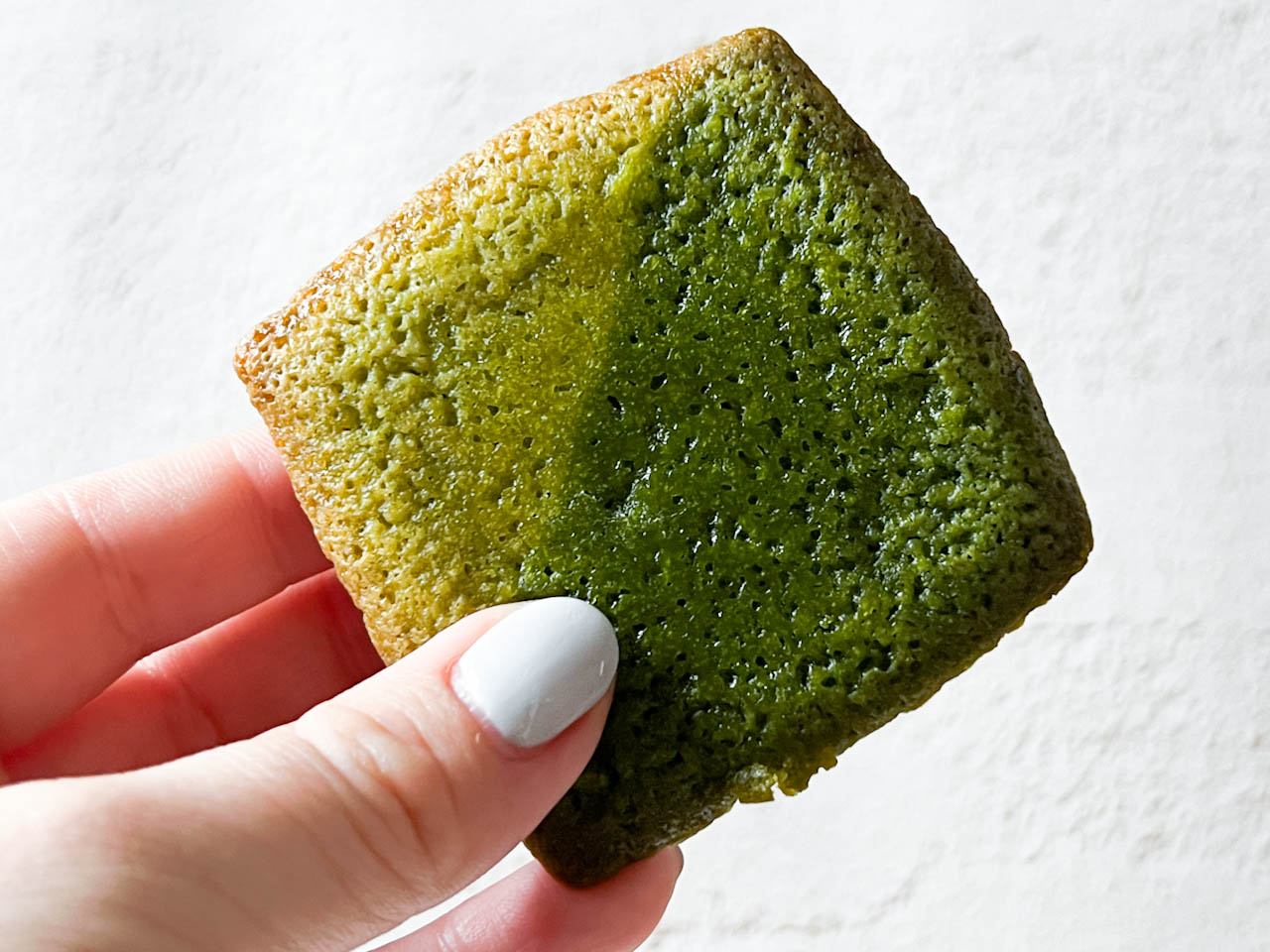 しっとりしたフリアンを一口いただいてみると、口の中にお茶の香りが一気に広がります