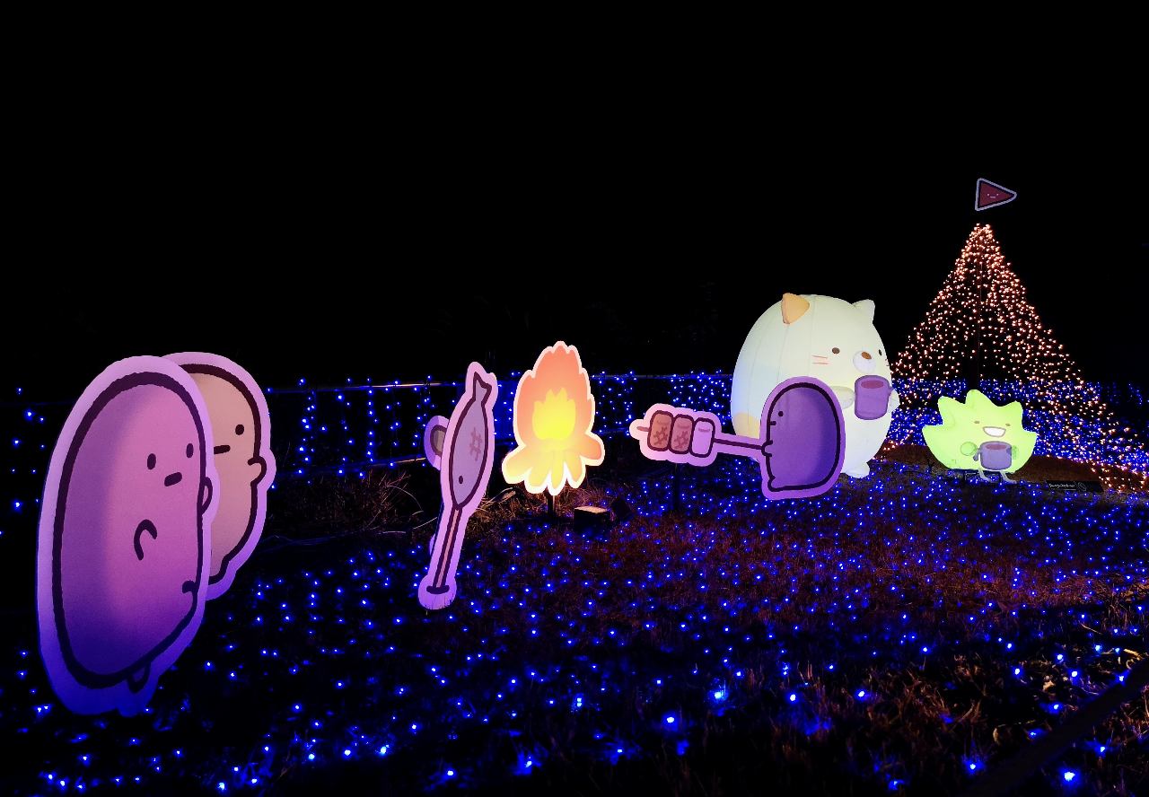 神奈川県相模原市・さがみ湖リゾート プレジャーフォレスト「さがみ湖イルミリオン」（すみっコぐらしイルミネーション）かわうそとすみッコがキャンプをするエリア