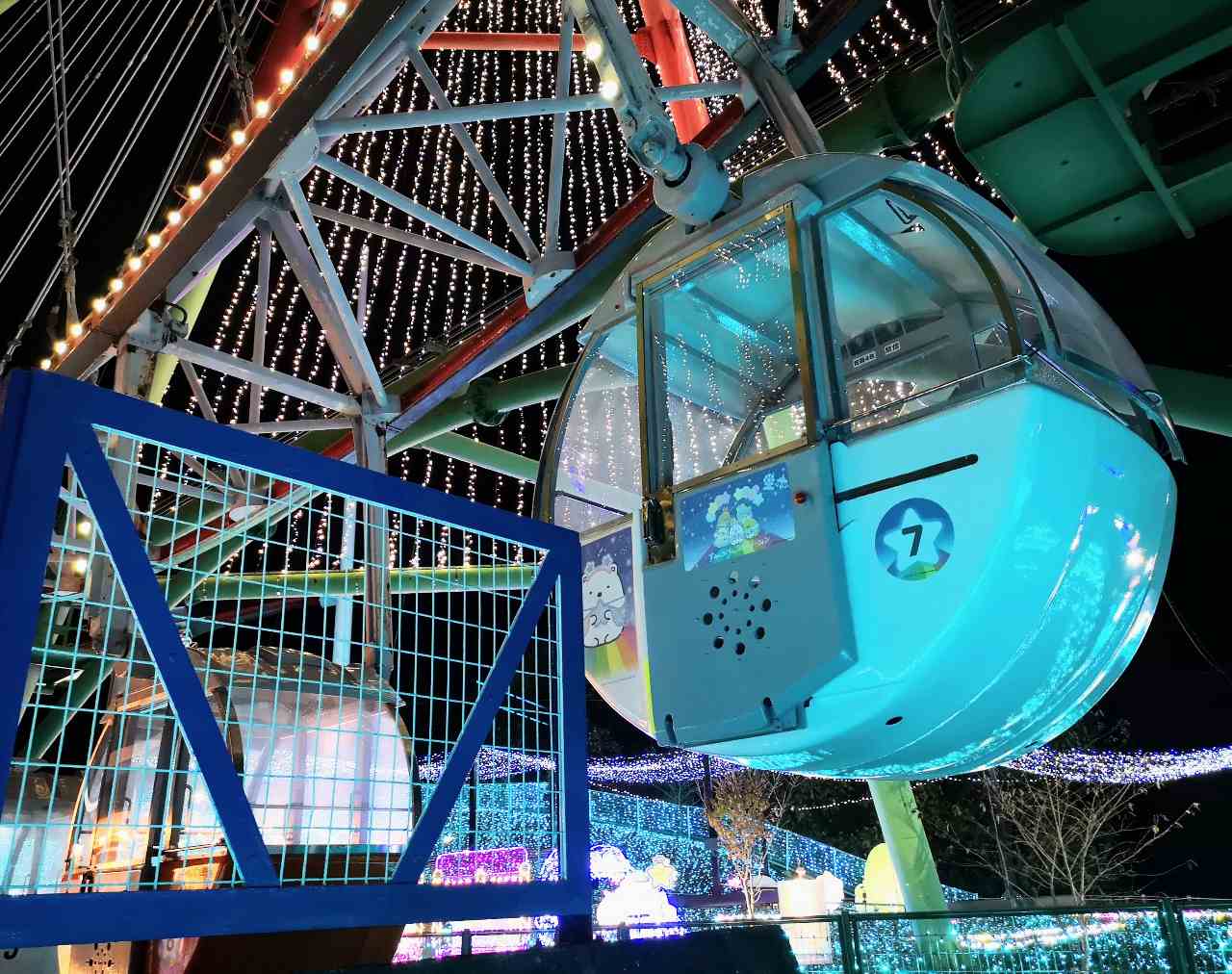神奈川県相模原市・さがみ湖リゾート プレジャーフォレスト「さがみ湖イルミリオン」（すみっコぐらしイルミネーション）「光のかんらんしゃ」ゴンドラ