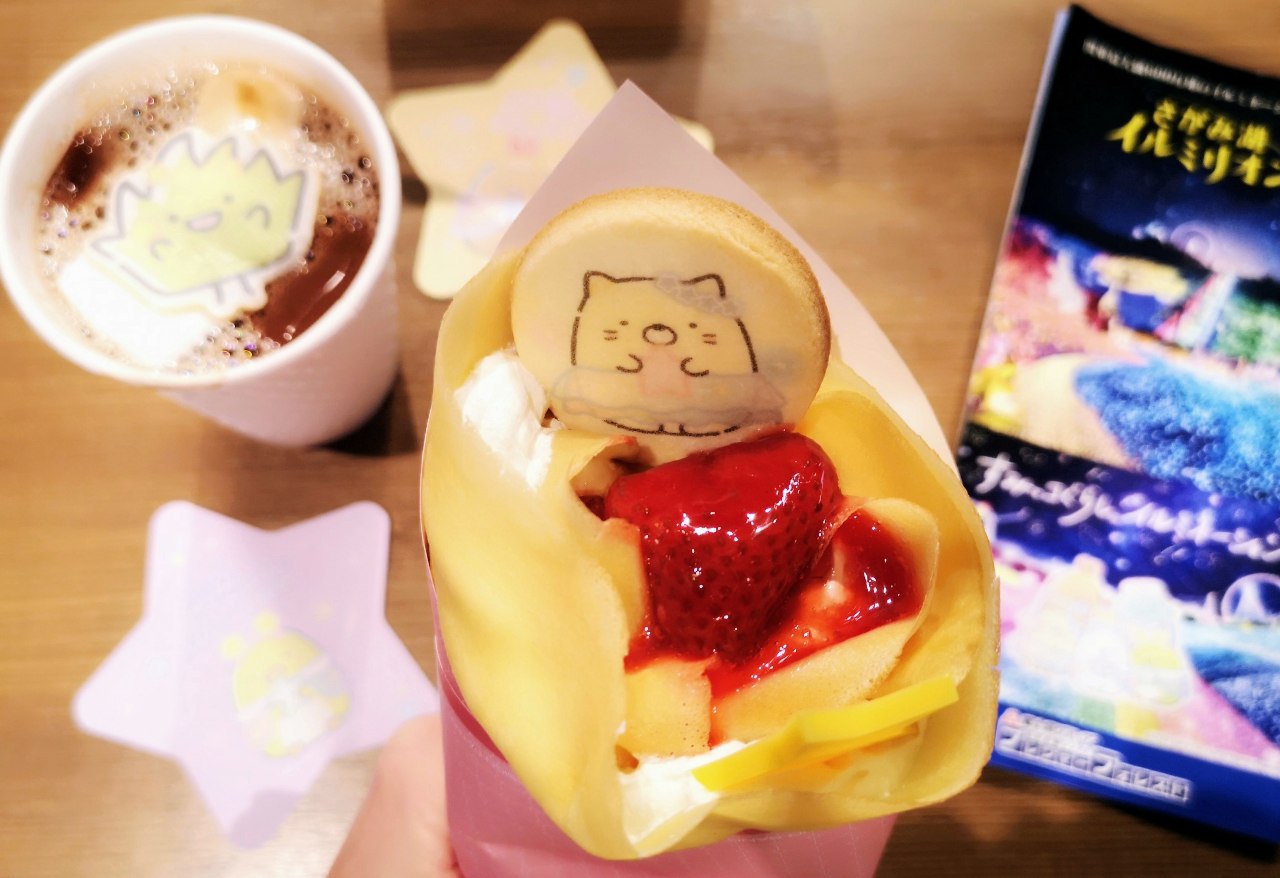 神奈川県相模原市・さがみ湖リゾート プレジャーフォレスト「さがみ湖イルミリオン」（すみっコぐらしイルミネーション）すみッコぐらしとコラボメニュー「ねこのいちごクレープ」2