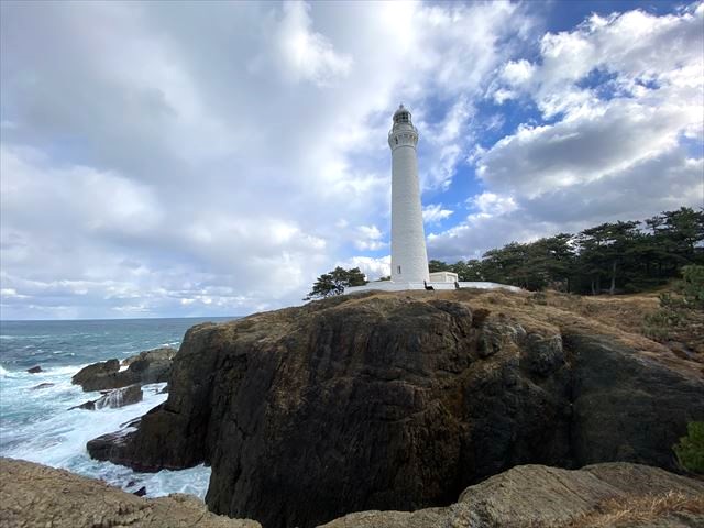 出雲日御碕灯台　岩の上に佇む