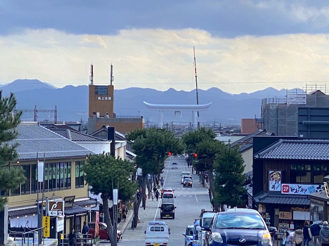 工事中の宇迦橋の大鳥居