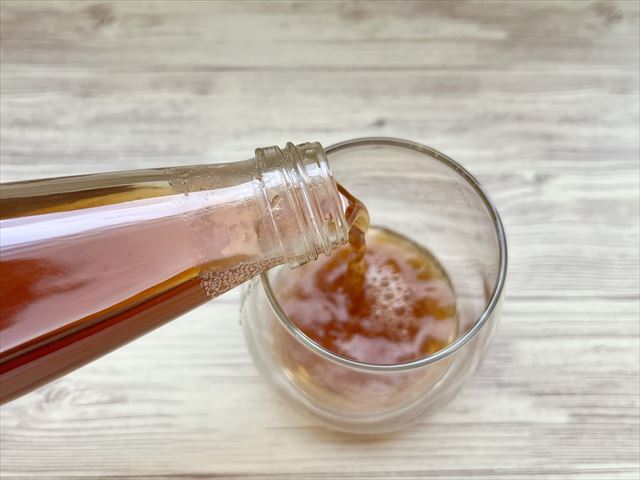 熊本トマトコーラを注ぐ