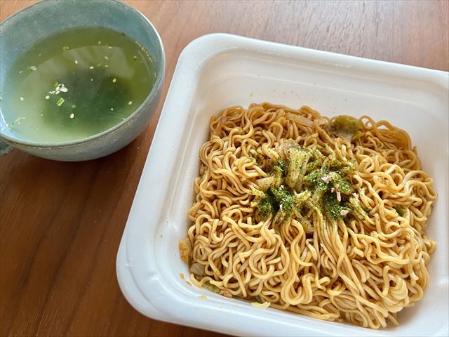 焼そばバゴォーンとわかめスープ